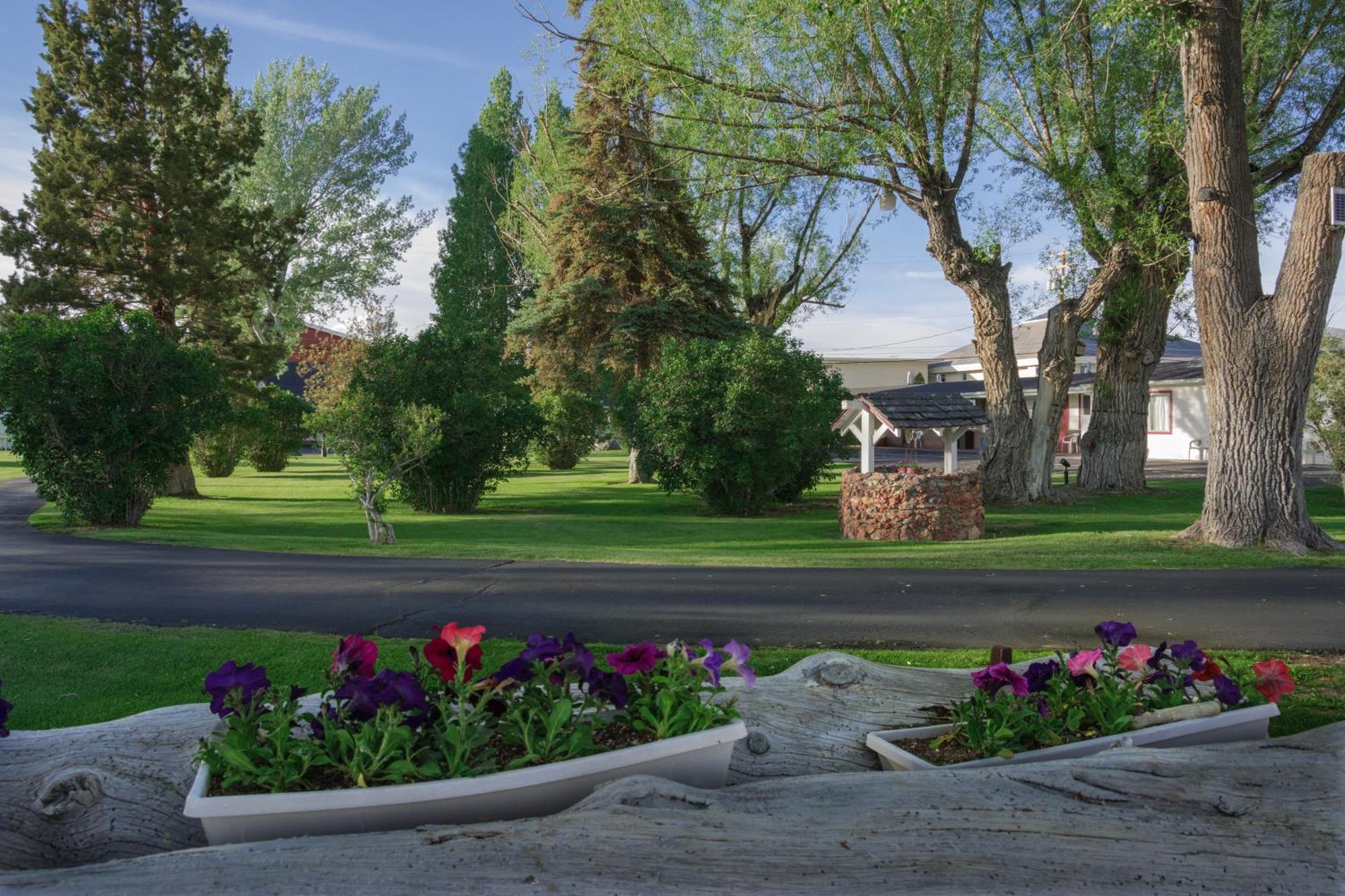 Silver Maple Inn And The Cain House Country Suites Bridgeport Exterior photo