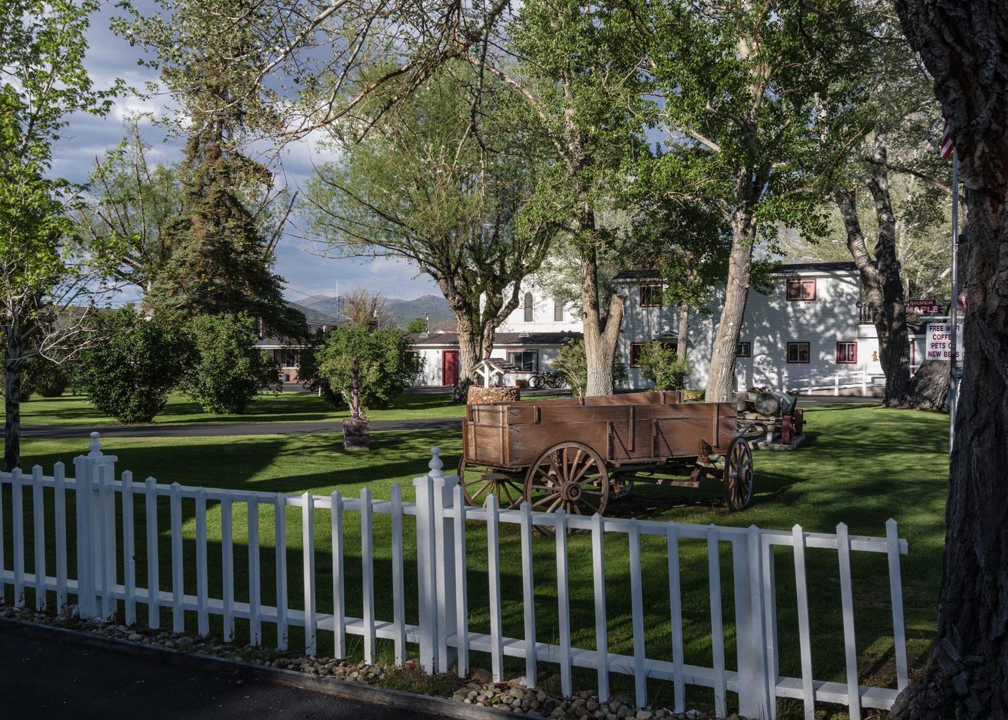 Silver Maple Inn And The Cain House Country Suites Bridgeport Exterior photo