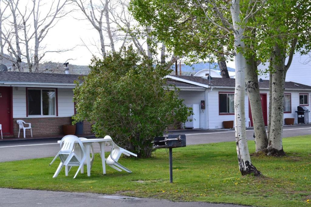 Silver Maple Inn And The Cain House Country Suites Bridgeport Exterior photo